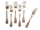 six fourchettes et une cuillère sont disposées en rangée