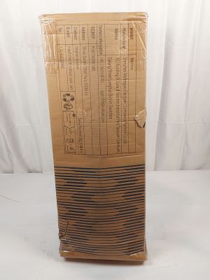 une boîte en carton sur laquelle est collée une étiquette, posée sur une table
