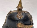 un casque noir surmonté d'une pointe dorée