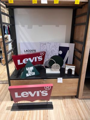 une vitrine contenant de nombreux objets