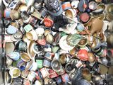 un bac métallique rempli de nombreux types de gobelets différents