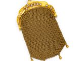 un sac à main ancien en maille dorée, muni d'une anse en chaîne