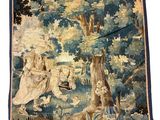 une image représentant une tapisserie sur laquelle figure une femme assise sur un banc dans les bois