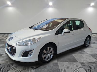 la voiture blanche est garée dans le garage sur le sol en damier