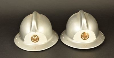 une paire de casques de pompier blancs sur fond noir