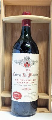 une bouteille de vin dans un coffret en bois sur une table