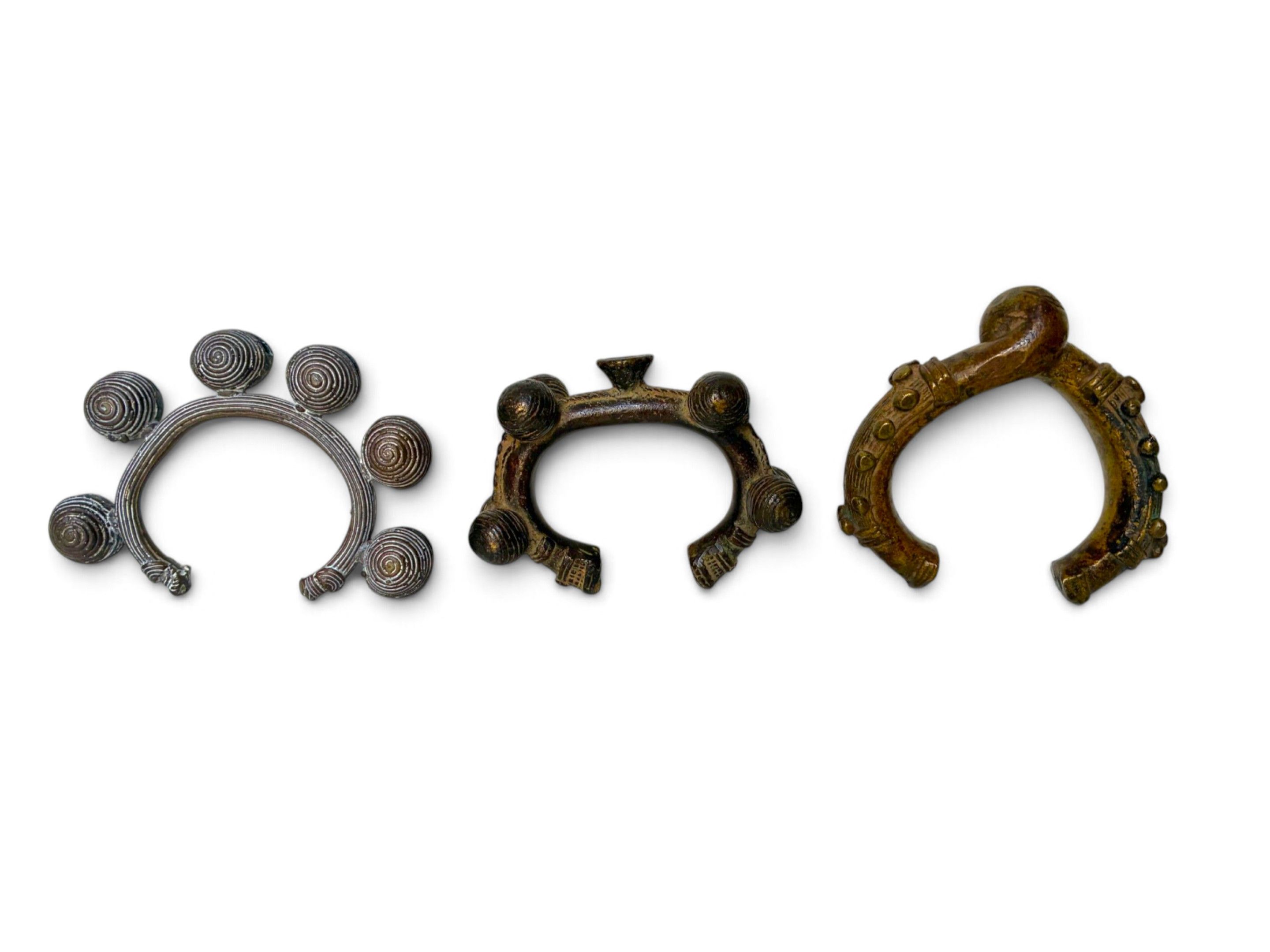 Lot de 2 bracelets en bronze et un grelot en alliage - Afrique de l'Ouest