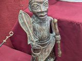 une statue représentant un homme assis sur une table