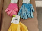 Plusieurs paires de gants sont posées sur une boîte en carton, accompagnées d'étiquettes de prix.