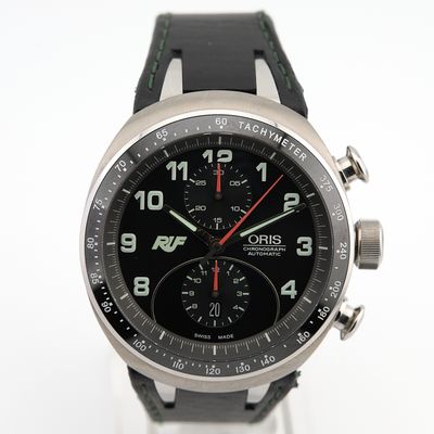 gros plan d'une montre sur une surface blanche