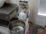 une photo d'une cuisine avec un mixeur et un évier