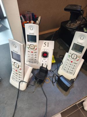 beaucoup de téléphones posés sur une table
