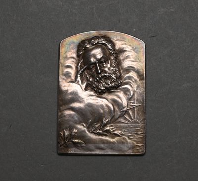 une image représentant une plaque métallique sur laquelle figure un homme dans les nuages