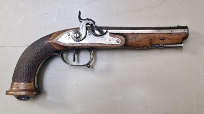 un gros plan d'une arme accrochée au mur