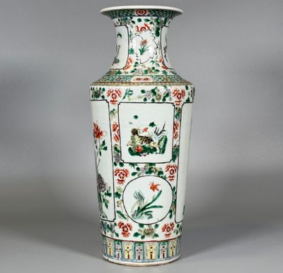 un vase orné d'un motif représentant un oiseau et des fleurs