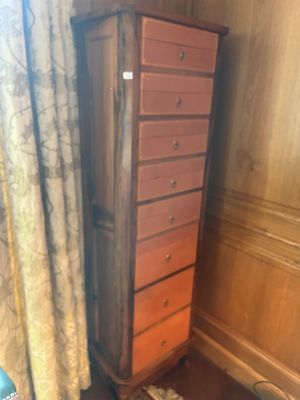 une grande commode en bois dans un coin de la pièce