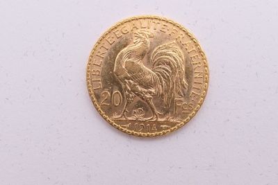 Gros plan sur une pièce d'or ornée d'un coq