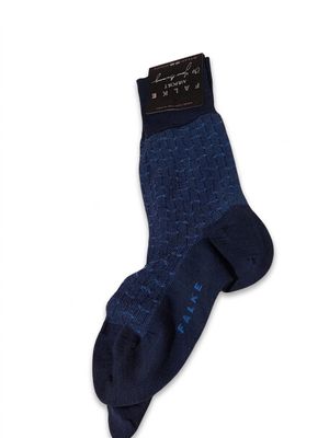 un gros plan sur une paire de chaussettes sur fond blanc