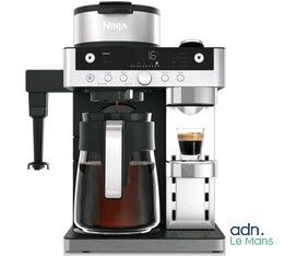 une image représentant une cafetière avec une tasse de café posée devant