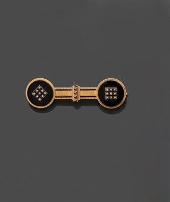 une broche-pince à cravate en or 18 carats et diamants, signée Cartier