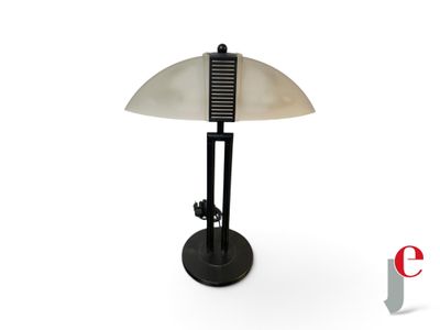 une image représentant une lampe munie d'un abat-jour en verre