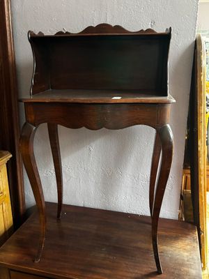 une petite table en bois surmontée d'une étagère