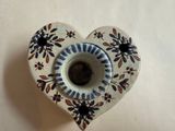 un vase en forme de cœur orné d'un motif bleu et blanc