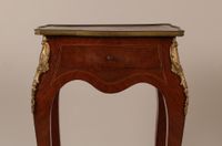 Table d'appoint à plateau rectangulaire, de forme galbée tou… (photo 3)