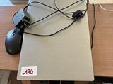 un bureau d'ordinateur sur lequel se trouvent une souris et un clavier