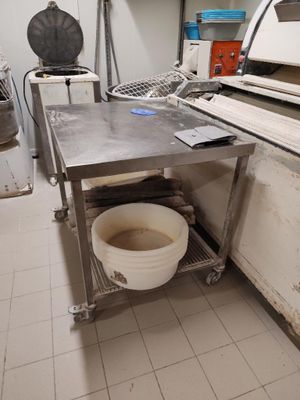 une photo d'une cuisine professionnelle équipée d'un four à pizza