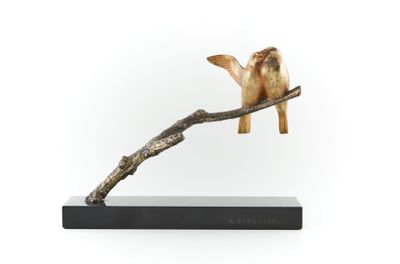sculpture représentant deux oiseaux perchés sur une branche, sur fond blanc