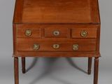 un petit bureau en bois surmonté d'un tiroir