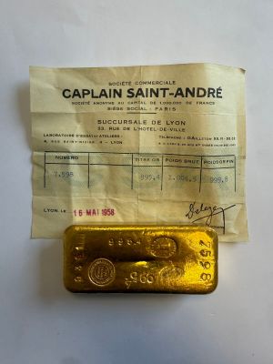 un petit morceau d'or posé sur un bout de papier