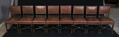 six fauteuils en cuir marron posés sur un tapis noir
