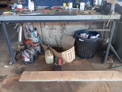 un établi avec de nombreux outils