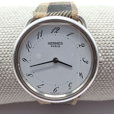 un gros plan d'une montre au poignet