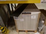 un carton posé sur une palette dans un magasin