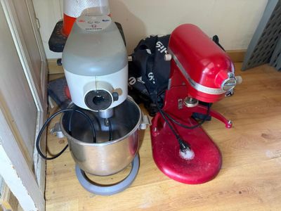 deux mixeurs et un blender posés par terre