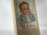 une photo d'un bébé dans une boîte posée sur une table