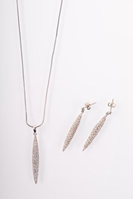 Parure d'un collier et d'une paire de pendants d'oreilles.