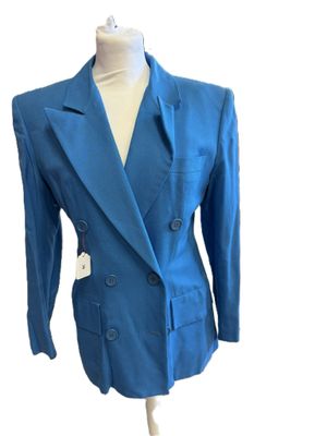 La veste est bleue et comporte des boutons sur le revers.