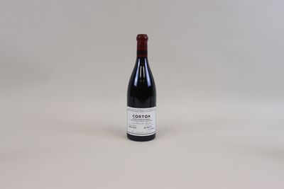 une bouteille de vin posée sur une table