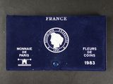 carte de visite bleue et blanche avec la photo d'une tête de femme