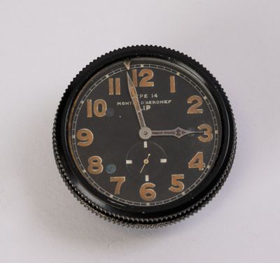 un gros plan d'une horloge noire posée sur une surface blanche