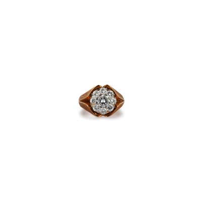 un gros plan d'une bague sertie d'un seul diamant sur fond blanc