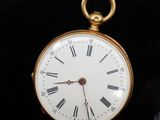 une montre de poche en or avec des chiffres romains sur le cadran
