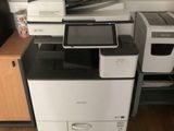 une imprimante posée sur un bureau à côté d'une imprimante
