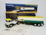 un camion jouet posé à côté d'une boîte
