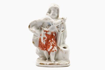 une figurine représentant une femme tenant un bébé dans ses bras