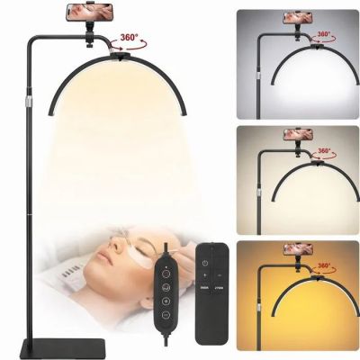 un gros plan d'une lampe posée sur une table